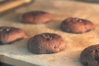 这是快烤时的状态，已经膨胀表面干爽了。