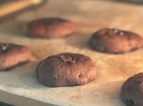 这是快烤时的状态，已经膨胀表面干爽了。