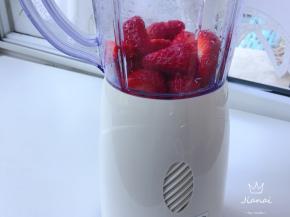 草莓放入料理机中。