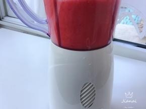 搅打约三十秒，成浓果汁。
