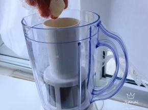 将梨子放进料理机内，榨汁。