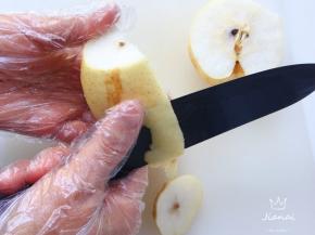 梨子洗净，去皮。