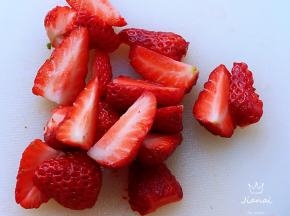 草莓去蒂，改刀成四块。