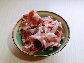 第一次买鸭锁骨，清水泡30分钟。