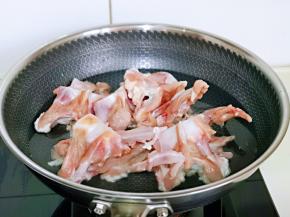 泡好的鸭锁骨焯水，冷水下锅，烧开煮3-5分钟。