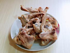 捞出用温水反复冲洗，将鸭锁骨上的杂质冲洗干净。