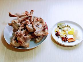 姜蒜去皮，准备好其它香料。