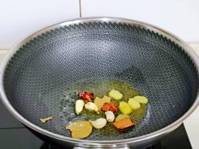 起油锅，加入香料煸炒出香味儿。