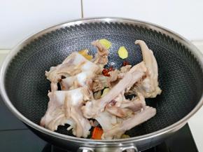 下入焯水的鸭锁骨煸炒2分钟。