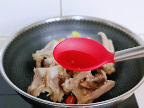 加入料酒。(适当多一点去腥)