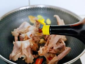 加入生抽，老抽翻炒2分钟。