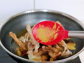 加入五香粉，盖上盖子烧开，转小火约35分钟左右。