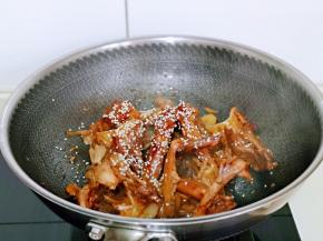 大火收汤，撒上白芝麻关火。