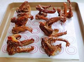 烧好的鸭锁骨放入垫油纸的烤盘中。