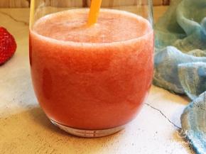 一杯酸甜适口，养颜、排毒清肠又瘦身的春季果汁就好了，享用吧！