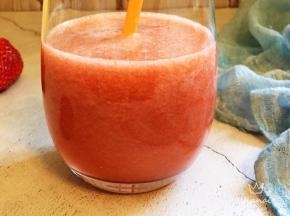 一杯酸甜适口，养颜、排毒清肠又瘦身的春季果汁就好了，享用吧！