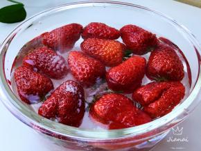 草莓洗净，淡盐水浸泡十分钟消毒灭菌，再次冲洗干净，控干水分。