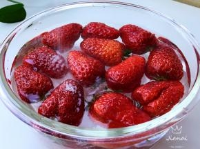 草莓洗净，淡盐水浸泡十分钟消毒灭菌，再次冲洗干净，控干水分。