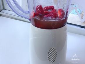 将梨汁再倒回料理机内。