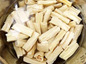 干腐竹用清水泡发几个小时，变软后切段