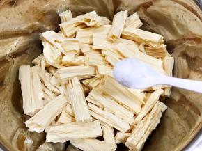挤干水份后放入盆里，加入盐