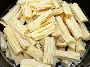 烧一锅水，水滚开后加入腐竹焯水一分钟，捞出过凉水