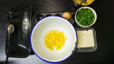 玉米粒煮熟、菜心切碎、豆腐一块、鸡蛋一个、米饭半碗、腐乳4块、蒜盐备好