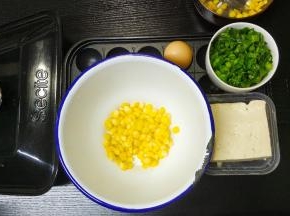 玉米粒煮熟、菜心切碎、豆腐一块、鸡蛋一个、米饭半碗、腐乳4块、蒜盐备好