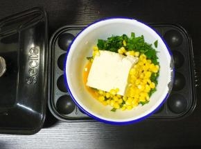 将玉米粒、豆腐、鸡蛋、菜心碎放入盆里