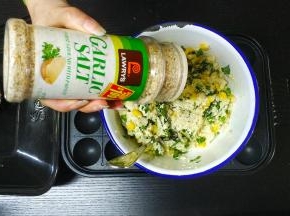 撒入少许蒜盐。