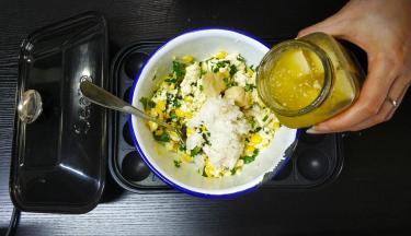 放入半碗米饭，4块腐乳