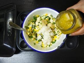 放入半碗米饭，4块腐乳