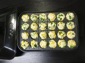 手戴上手套，捏成小球放入Secite新思特多功能料理锅里的小丸子盘里，开2档烧至底部定型微焦