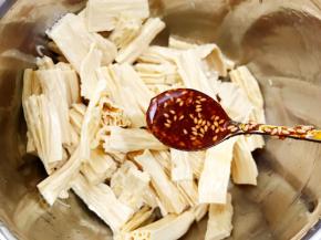 加入红油辣椒，我的辣椒特别辣只敢放一勺