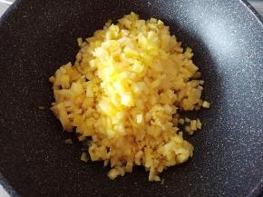 菠萝去皮切碎碎，越碎越好(也可以用料理机打碎)，放入不粘锅小火进行翻炒，