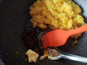 翻炒至菠萝略干时放入黄油，红糖和麦芽糖继续翻炒