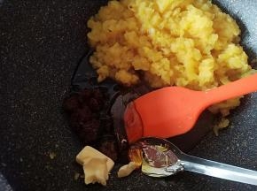 翻炒至菠萝略干时放入黄油，红糖和麦芽糖继续翻炒