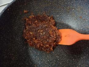 翻炒至馅料抱团后取出放凉备用，不是立马就用的话建议放冰箱冷藏