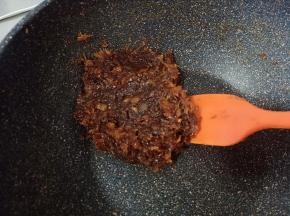 翻炒至馅料抱团后取出放凉备用，不是立马就用的话建议放冰箱冷藏