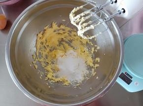 黄油软化后用电动打蛋器打至顺滑后倒入糖粉，打至蓬松的状态