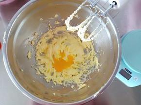 分次加入蛋黄，打至全部融合，注意第一次加入打至融合再加入第二次
