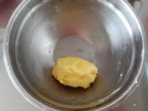 用刮刀搅拌至无干粉状态，不要过度搅拌，放冰箱冷藏半小时