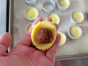 取大约15克皮，将馅料包入