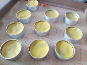 包好后放入模具中，轻轻压平