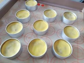 包好后放入模具中，轻轻压平