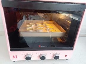 连同模具一起放入预热好的烤箱，上下火140度烤30分钟左右，看表面上色状态及时取出