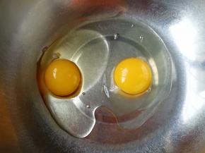 鸡蛋打入打蛋盆里。