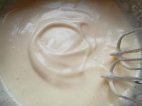 用电动打蛋器打发至，提起打蛋器随意画图案不易消失。