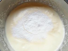 分三次筛入低筋面粉，每一次筛入以后都要用刮刀从底部翻拌均匀，再进行下一次筛入。