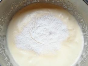 分三次筛入低筋面粉，每一次筛入以后都要用刮刀从底部翻拌均匀，再进行下一次筛入。